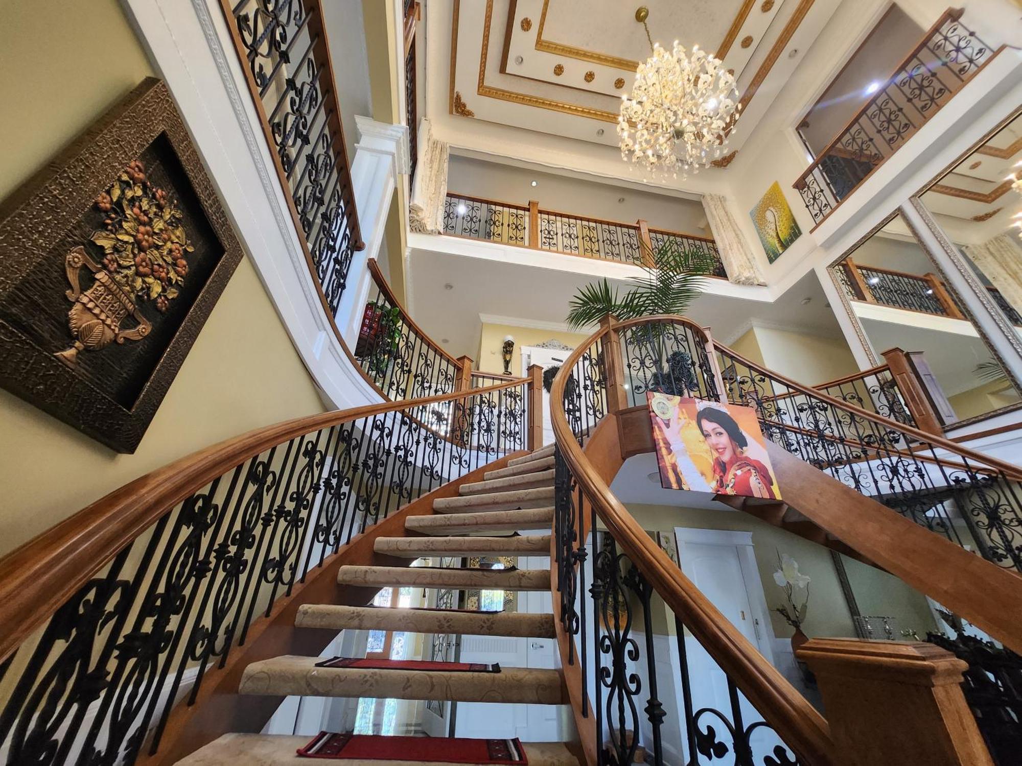 Empress Madani Palace Hotel Surrey Exteriör bild