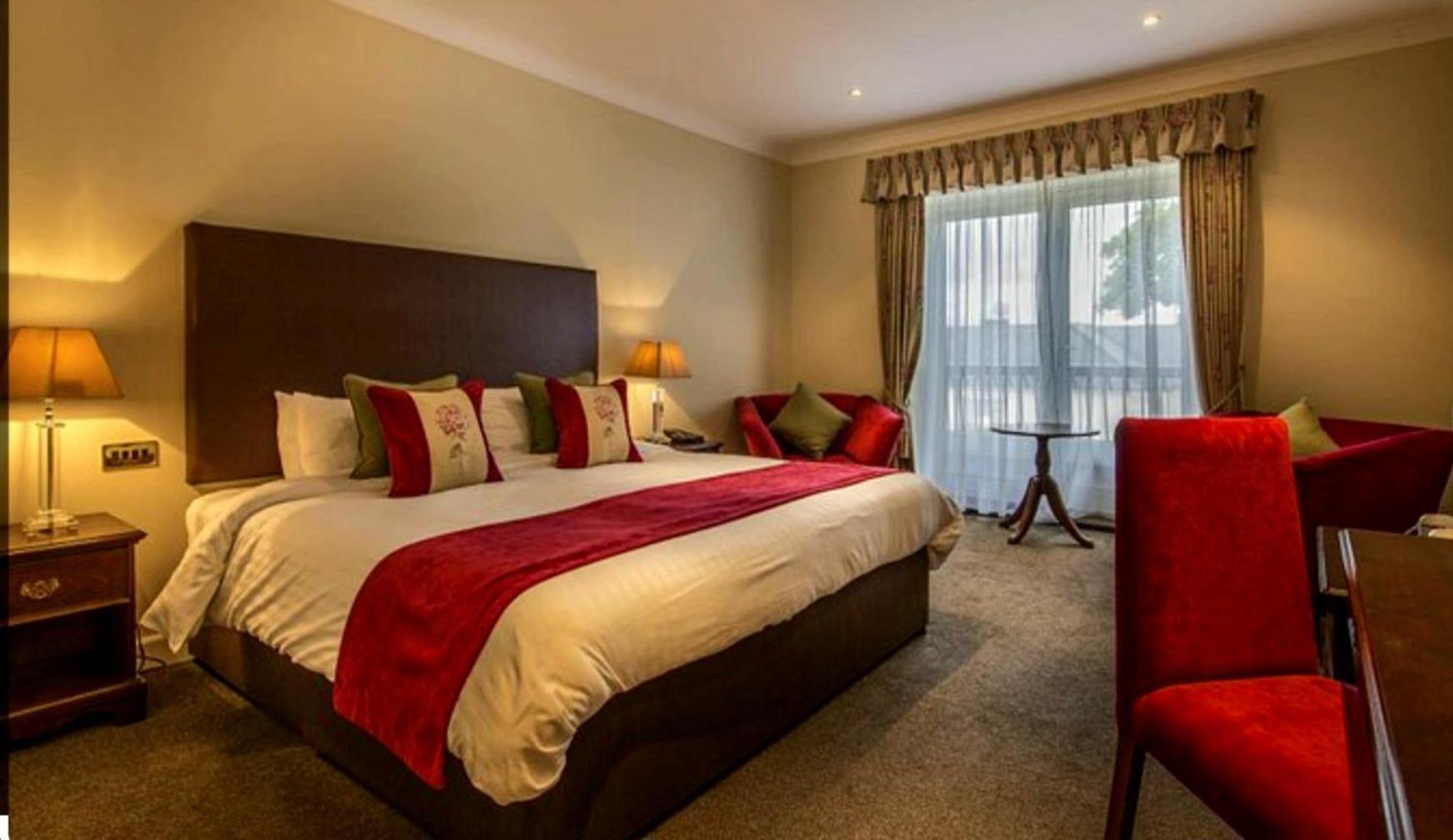 Empress Madani Palace Hotel Surrey Exteriör bild